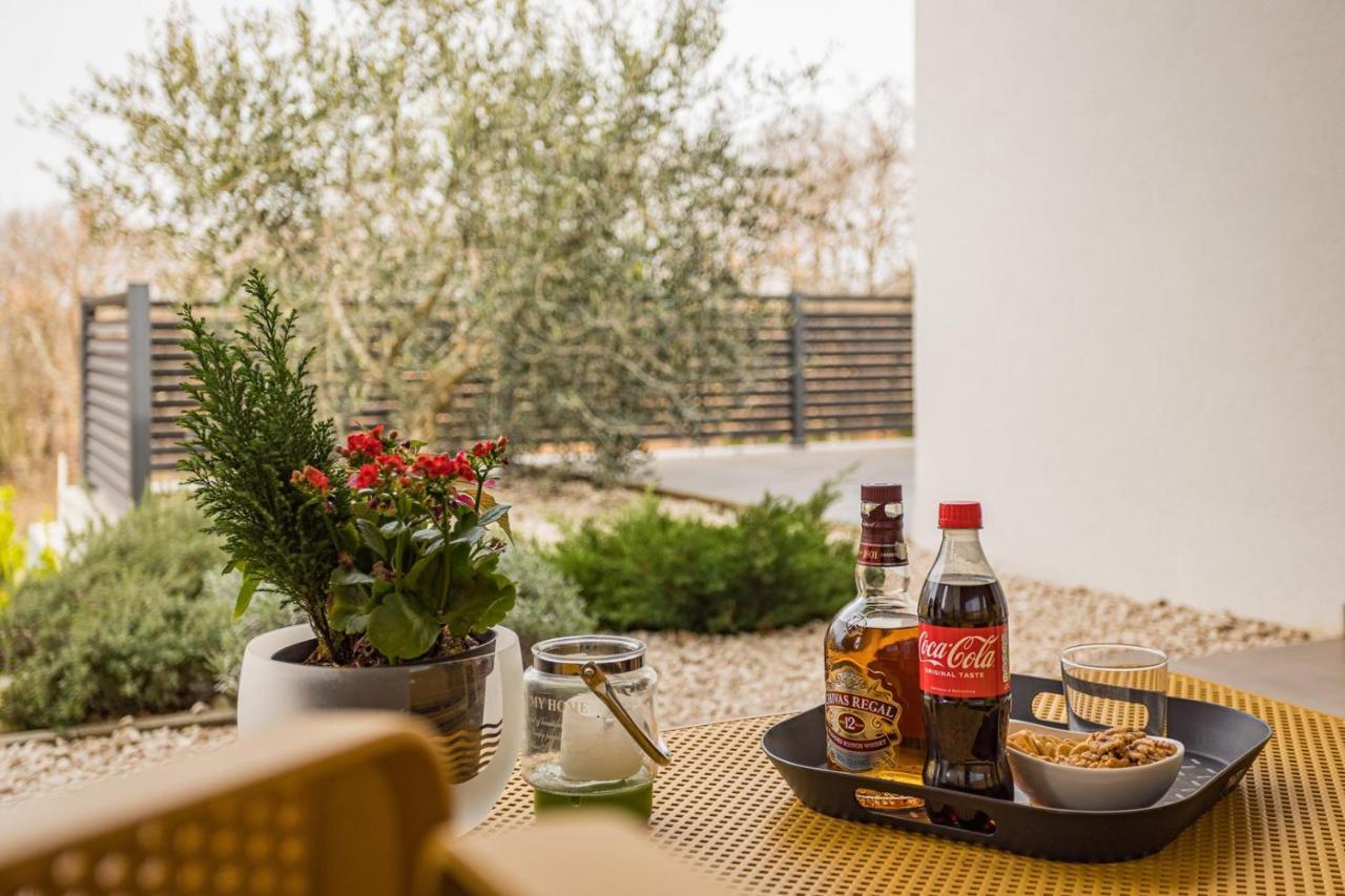 Apartments Bijou With Big Private Garden Near Umag Vilanija Exterior photo